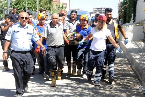 Beton Yığınlarının Altında Kalan Suriyeli İşçi 2 Saat Sonra Kurtarıldı