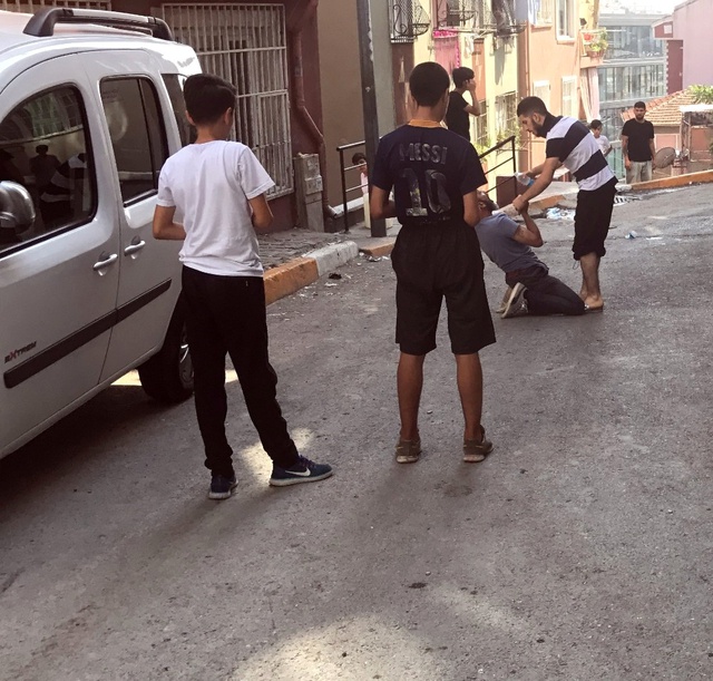 Bonzai Krizine Giren Genç, Kendini Yerden Yere Vurdu