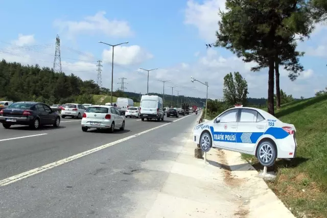 TEM Otoyolu'na Konulan Maket Polis Aracı, Görenleri Şaşkına Çeviriyor