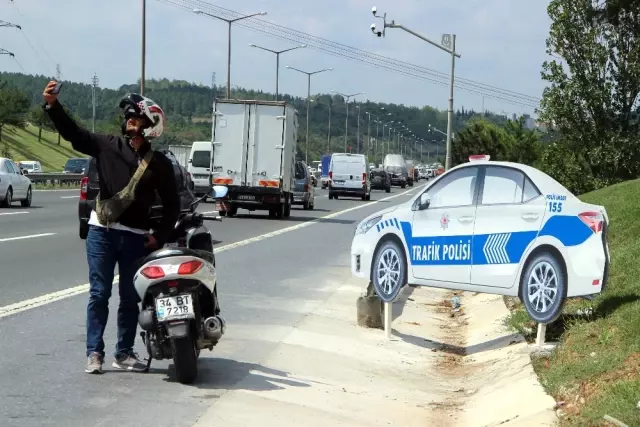 TEM Otoyolu'na Konulan Maket Polis Aracı, Görenleri Şaşkına Çeviriyor