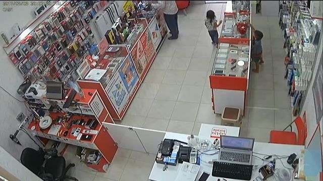 Telefon Dükkanına Giren Baba, Verdiği İşaretle Çocuğuna Hırsızlık Yaptırdı