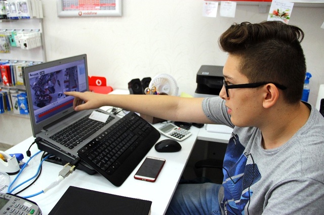 Telefon Dükkanına Giren Baba, Verdiği İşaretle Çocuğuna Hırsızlık Yaptırdı