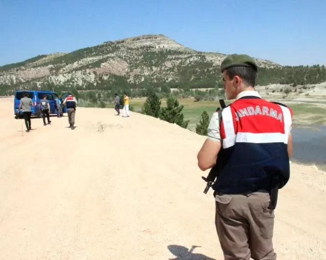 Baraj Gölü Kenarına Piknik Yapmaya Giden Aile, Erkek Cesediyle Karşılaştı