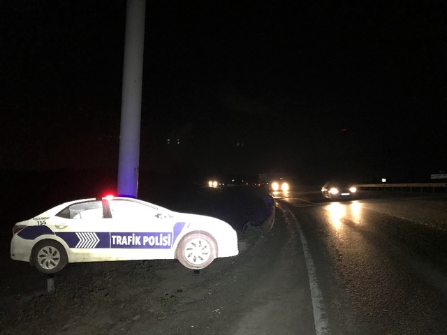 Trafik İhlallerini Engellemek İçin, Yollara Maket Polis Aracı Yerleştirildi