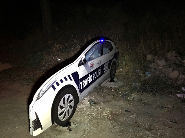 Trafik İhlallerini Engellemek İçin, Yollara Maket Polis Aracı Yerleştirildi