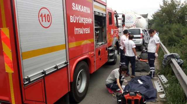 Hafif Ticari Araç, Park Halindeki TIR'a Arkadan Çarptı: 4 Ölü, 1 Yaralı