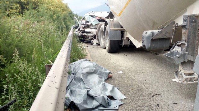 Hafif Ticari Araç, Park Halindeki TIR'a Arkadan Çarptı: 4 Ölü, 1 Yaralı