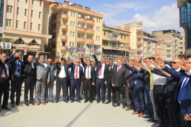 MHP'nin Hakkari İl Başkanlığı Bürosu Açıldı, Partililer Bozkurt İşaretiyle Poz Verdi