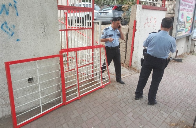 Aile Sağlığı Merkezinin Demir Bahçe Kapısı 4 Yaşındaki Çocuğun Üzerine Düştü