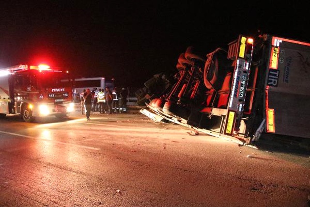 Düzce TEM Otoyolunda Kontrolden Çıkan TIR, Köprüde Asılı Kaldı