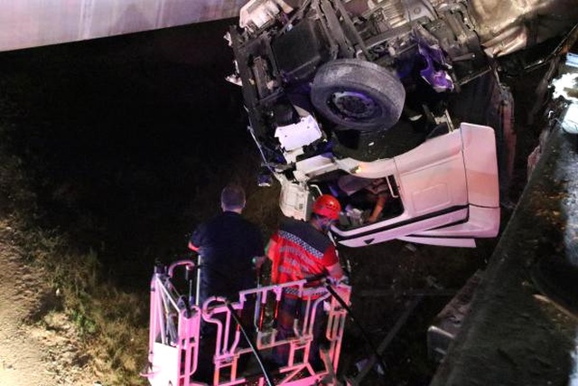 Düzce TEM Otoyolunda Kontrolden Çıkan TIR, Köprüde Asılı Kaldı
