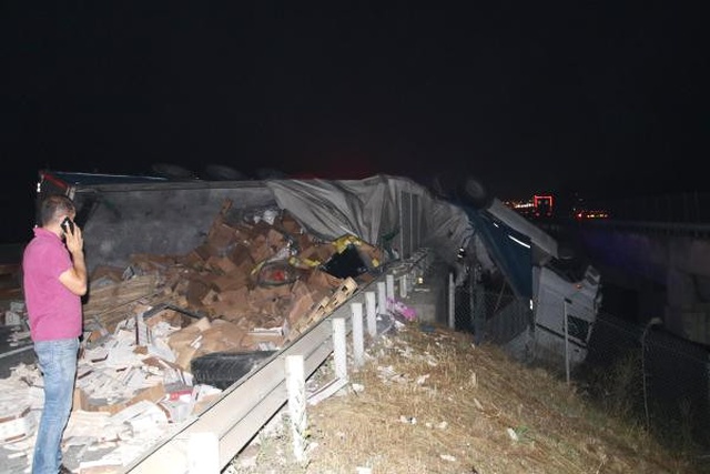 Düzce TEM Otoyolunda Kontrolden Çıkan TIR, Köprüde Asılı Kaldı