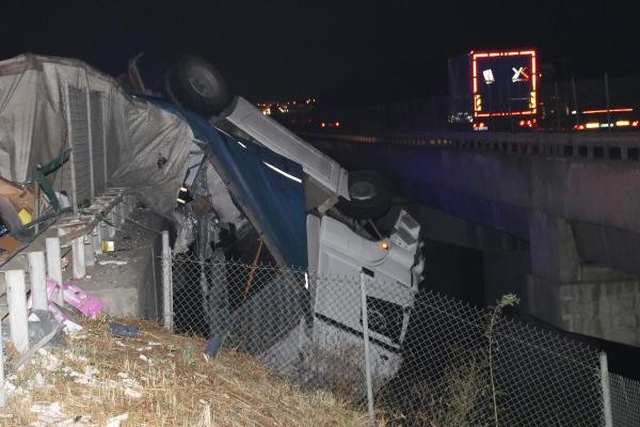 Düzce TEM Otoyolunda Kontrolden Çıkan TIR, Köprüde Asılı Kaldı