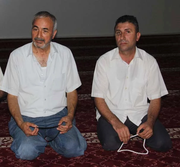 Adana'da Baba ve Oğlu, Ezan Okuyup Namaz Kılan Vatandaşları Darp Etti