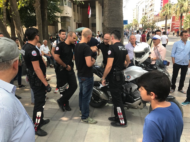 Hava Almak İçin Binanın Çatısına Çıkan Genç, Polisi Alarma Geçirdi