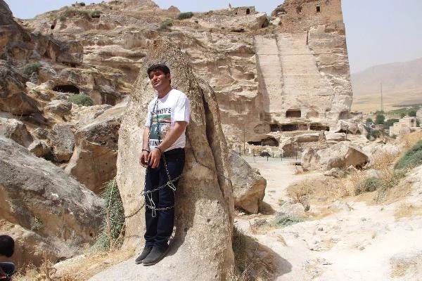 HDP'li Ali Aslan Kendini Kayalara Zincirleyip MHP'lilerden Yardım İstedi