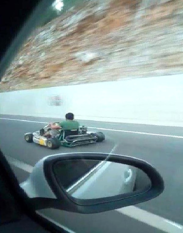 Karayolunda Go-Kart Kullanan Genci Gören Tatilciler Gözlerine İnanamadı