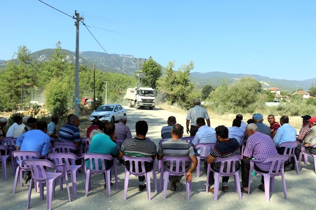 Elektrik, Su ve Yol Sorunu Yaşayan Köylülerden Sandalyeli Oturma Eylemi