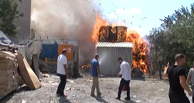 Sefaköy'de Karton Fabrikasının Bahçesinde Yangın Çıktı!