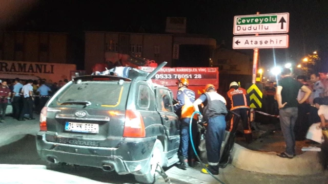 Ataşehir'de Viraja Hızlı Giren Araç Kaza Yaptı: 2 Ölü