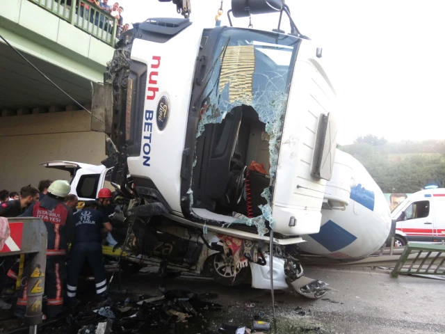 Kadıköy'de Beton Mikseri Köprüden Uçtu: 1 Ölü, 4 Yaralı