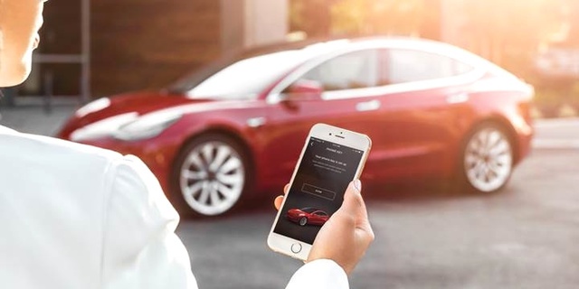 Model 3'ün Kilidini Açan Uygulama Nasıl Çalışıyor?
