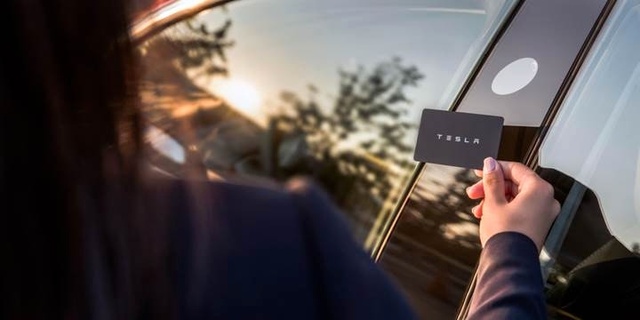 Model 3'ün Kilidini Açan Uygulama Nasıl Çalışıyor?