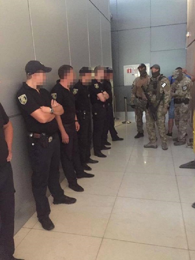 Ukrayna'da Havaalanında Rüşvet Baskını: Polis Amirleri Yakalandı