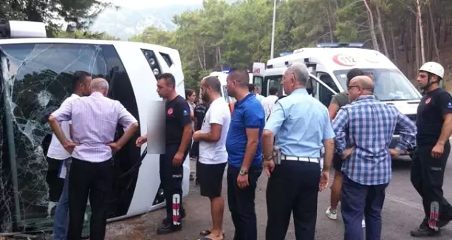 Antalya'da Turistleri Taşıyan Midibüs Devrildi: 27 Yaralı