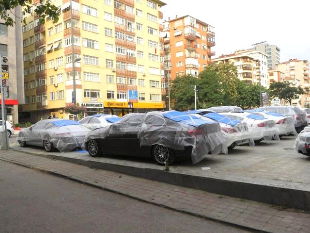 Beklenen Dolu Yağışı Öncesinde Oto Galericilerden, Kilimli ve Battaniyeli Önlem