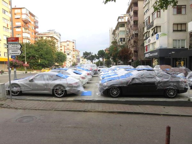 Beklenen Dolu Yağışı Öncesinde Oto Galericilerden, Kilimli ve Battaniyeli Önlem