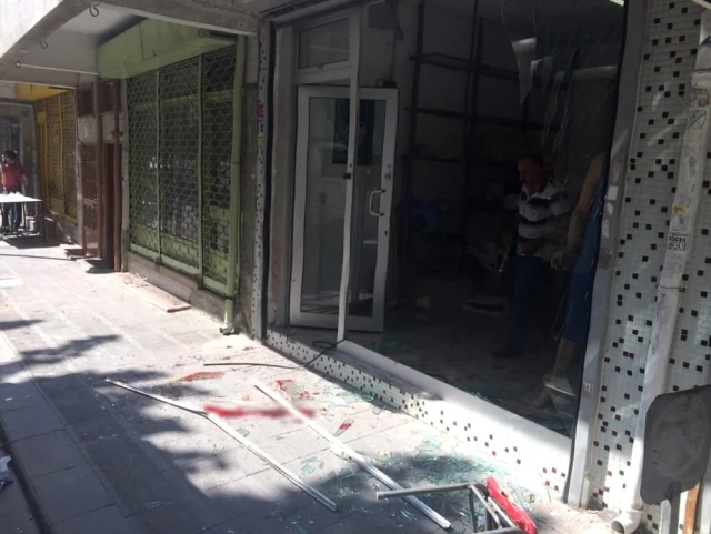 İstanbul'da Kurban Pazarından Kaçan Boğa, 3 Kişiyi Yaraladı