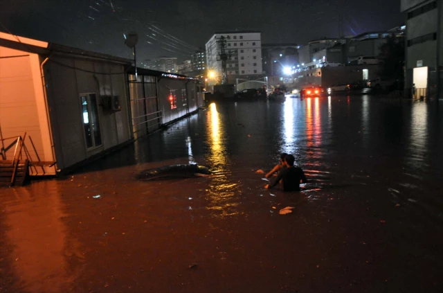 Zonguldak'ta Sağanak Yağışın Ardından Ev ve İş Yerlerini Su Bastı