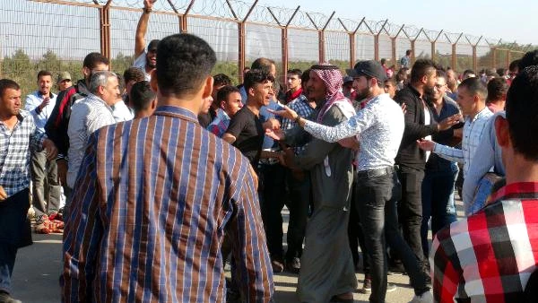 Suriyelilerin Sınır Kapısındaki Bayram Geçişinde İzdiham Yaşandı