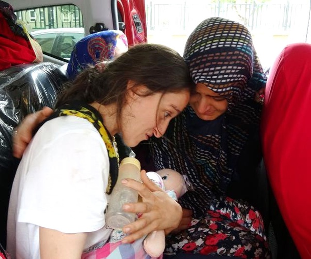 2 Yıl Arayla 2 Bebeği Öldü, Kızının Oyuncak Bebeğini Bağrına Bastı: Bir Şey Olmadı Kızım Burada