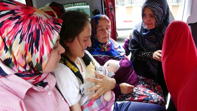 2 Yıl Arayla 2 Bebeği Öldü, Kızının Oyuncak Bebeğini Bağrına Bastı: Bir Şey Olmadı Kızım Burada