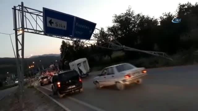 Seyyar Tuvalet Taşıyan Vinç Az Kalsın Faciaya Neden Oluyordu