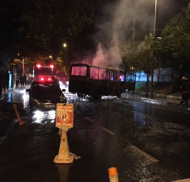 İstanbul Beşiktaş'ta Yolcu Minibüsü Alev Alev Yandı