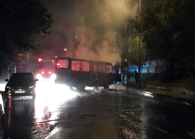 İstanbul Beşiktaş'ta Yolcu Minibüsü Alev Alev Yandı