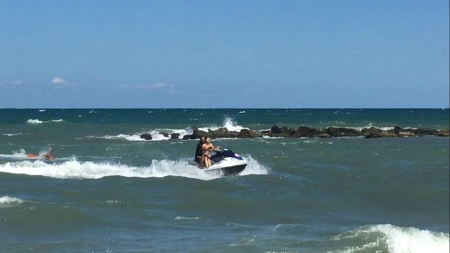Dalgaların Arasında Boğulmak Üzere Olan Kadın, Jet Ski ile Kurtarıldı