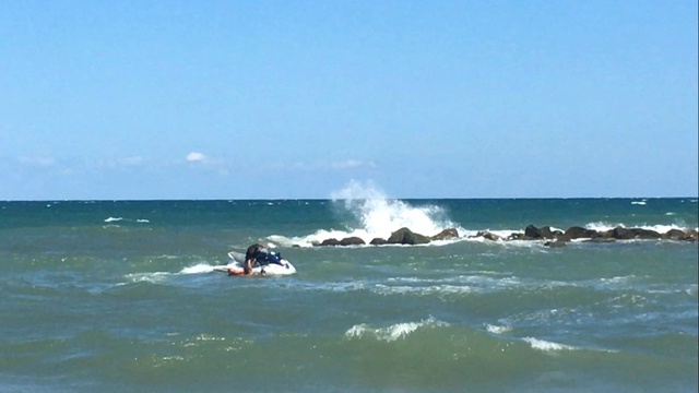 Dalgaların Arasında Boğulmak Üzere Olan Kadın, Jet Ski ile Kurtarıldı