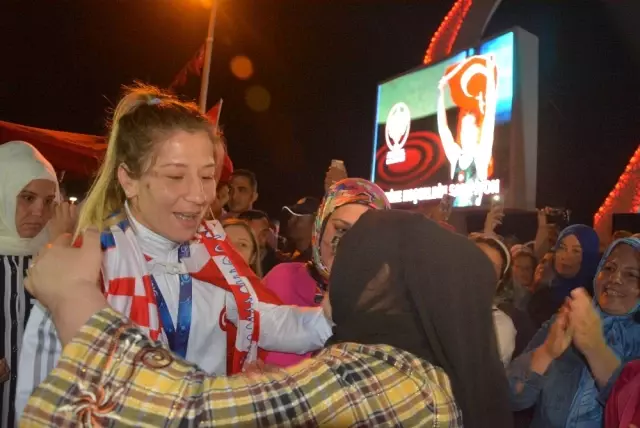 Türkiye'nin Gururu Yasemin, Kadınların Omzunda Mehter Eşliğinde Şehre Girdi