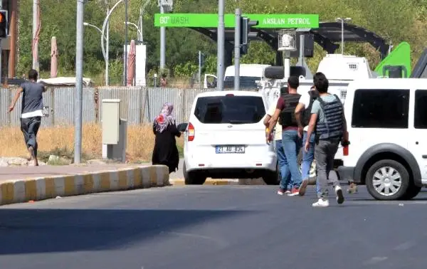 Kafasına Dayadığı Silahla İknaya Gelen Annesini Kovalayan Genç, 2.5 Saatte İkna Edildi