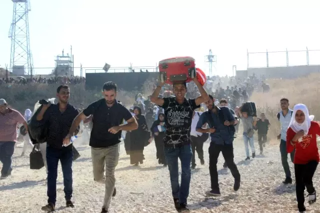 Bayramı Ülkelerinde Geçirmek İsteyen Suriyeliler, Koşarak Sınırdan Geçiş Yaptı