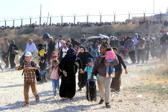 Bayramı Ülkelerinde Geçirmek İsteyen Suriyeliler, Koşarak Sınırdan Geçiş Yaptı