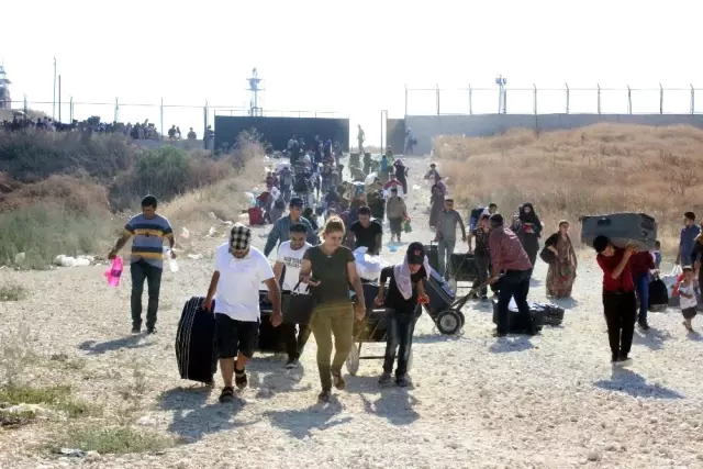 Bayramı Ülkelerinde Geçirmek İsteyen Suriyeliler, Koşarak Sınırdan Geçiş Yaptı