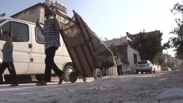 Oğluna Protez Göz Alabilmek İçin Sabah Akşam Demeden Çöp Topluyor