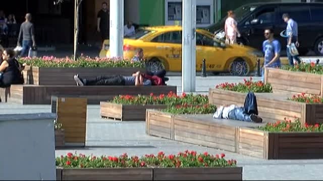 Taksim Meydanı'nı Yatakhaneye Çevirdiler