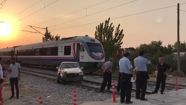 Aceleci Şoför, Bariyeri Aşıp Tren Yoluna Girince Faciadan Dönüldü