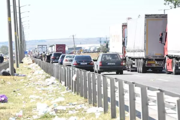 Yoğunluk Nedeniyle Trakya Sınırında TIR Kuyruğu 17 Kilometreye Ulaştı